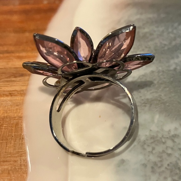 Flower ring with lavender purple pedals - Picture 3 of 3